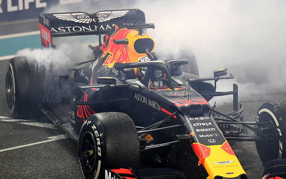 ドーナツターンで白煙を上げるレッドブル・ホンダのマックス・フェルスタッペン、2019年F1アブダビGP決勝レース後