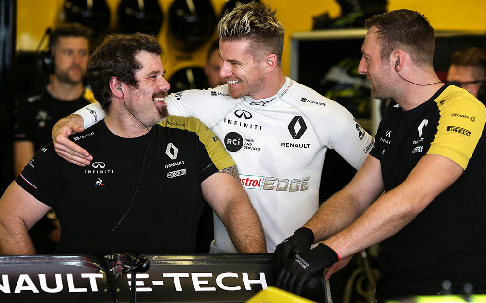 ルノーのチームクルーと談笑するニコ・ヒュルケンベルグ、2019年F1アブダビGP