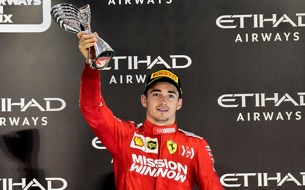 2019年F1アブダビGPの表彰台で3位トロフィーを掲げるフェラーリのシャルル・ルクレール
