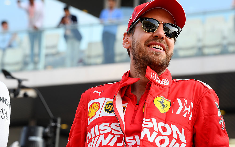 サングラスをかけて笑顔を見せるスクーデリア・フェラーリのセバスチャン・ベッテル、2019年F1アブダビGP
