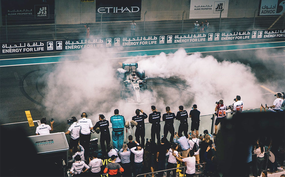 レース後のホームストレートでドーナツターンを決めるメルセデスAMGのルイス・ハミルトン、2019年F1アブダビGP