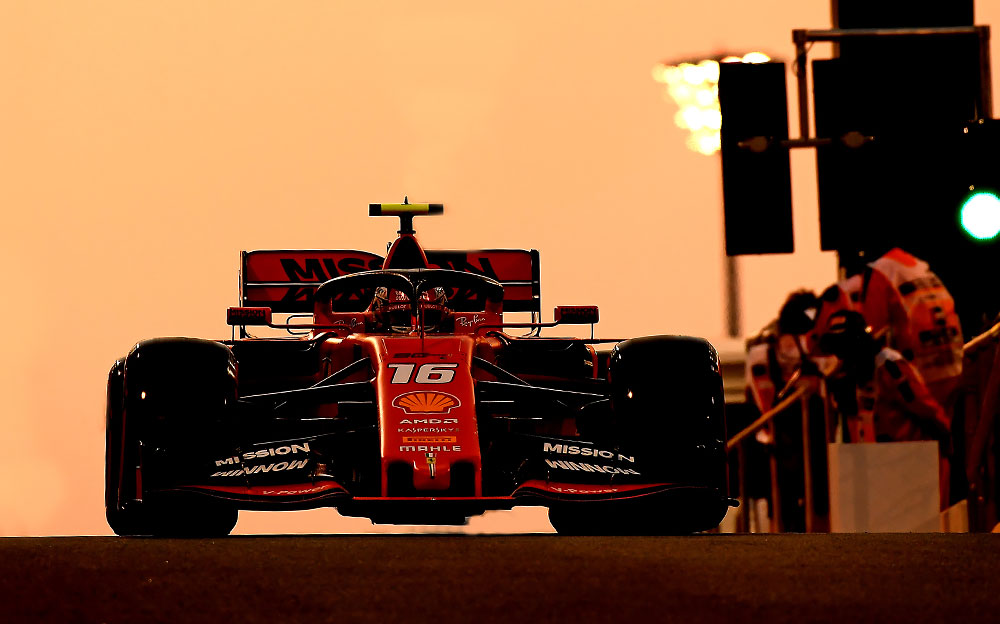 夕暮れ時のヤス・マリーナ・サーキットを走るフェラーリのシャルル・ルクレール、2019年F1アブダビGPにて