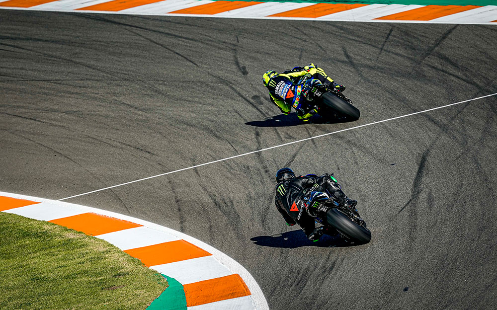 Yamaha MotoGPバイク YZR-M1でバレンシアサーキットを走るルイス・ハミルトンとバレンティーノ・ロッシ