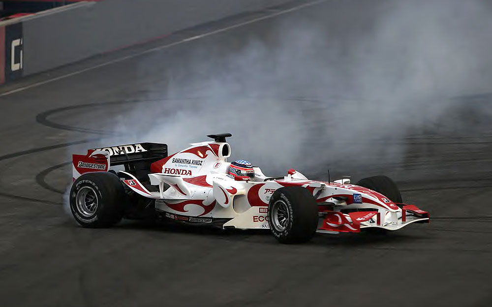 スーパーアグリF1チームの2006年型F1マシンSA05の後継SA06をドライブする佐藤琢磨