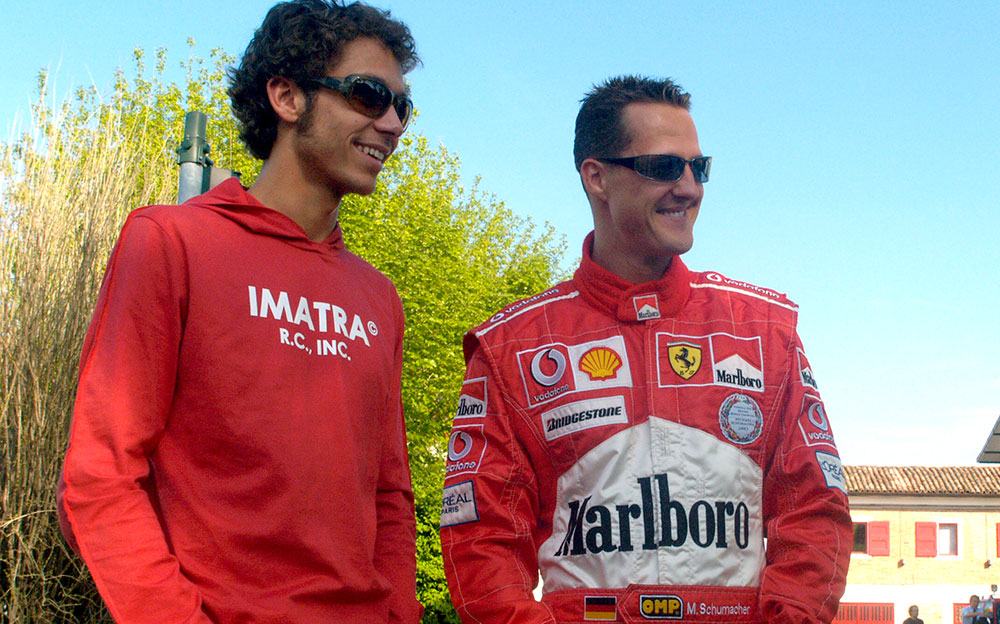 バレンティーノ・ロッシとミハエル・シューマッハ、2004年のフェラーリF1マシン「F2004」のシェイクダウンにて