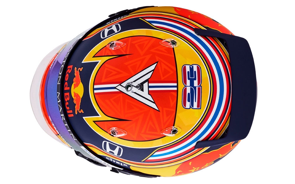 レッドブル・ホンダのアレックス・アルボンの2020年仕様ヘルメットデザイン上部
