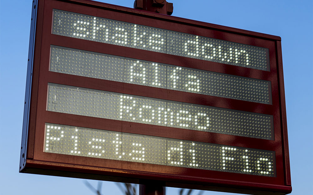 フィオラノサーキットの電光掲示板に表示された「アルファロメオ・レーシング、シェイクダウン」の文字