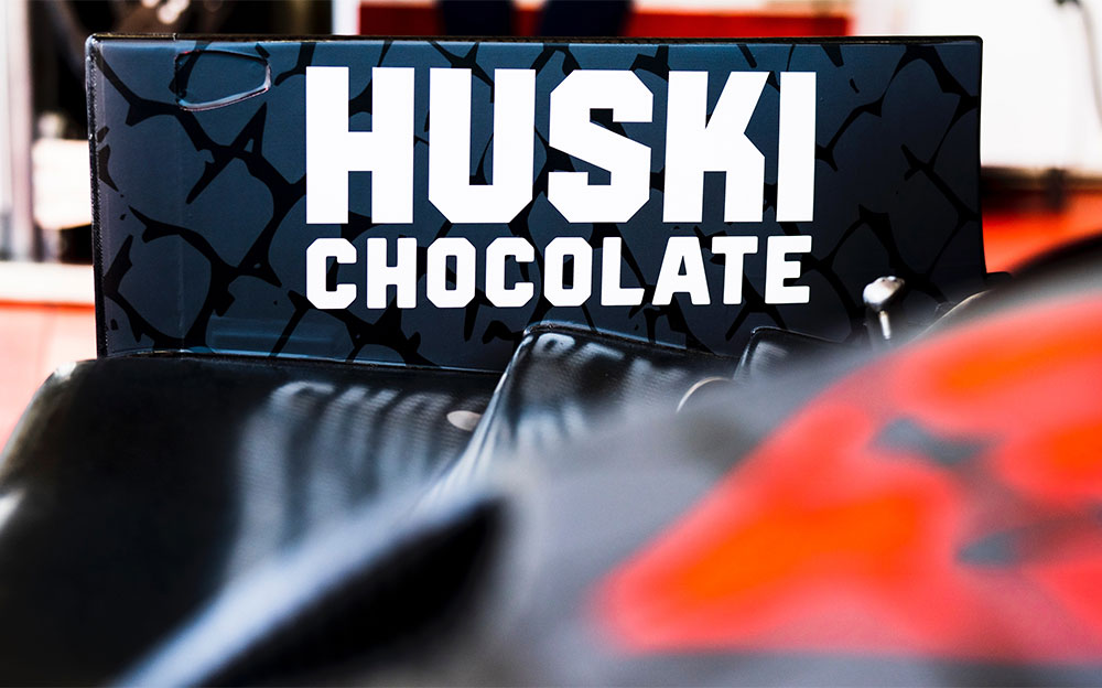 スウェーデンのチョコレートブランド「Huski Chocolate」のロゴが掲載されたアルファロメオ・レーシングの2020年型F1マシン「C39」の一部