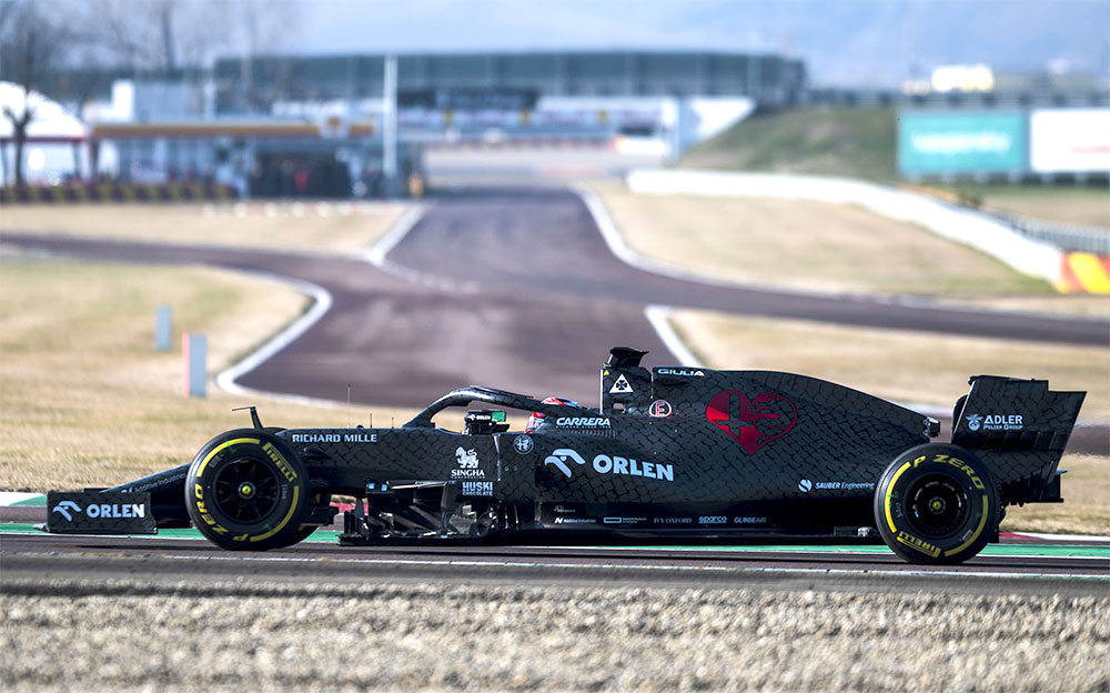 フィオラノサーキットを走行する迷彩型が施されたアルファロメオ・レーシングの2020年型F1マシン「C39」