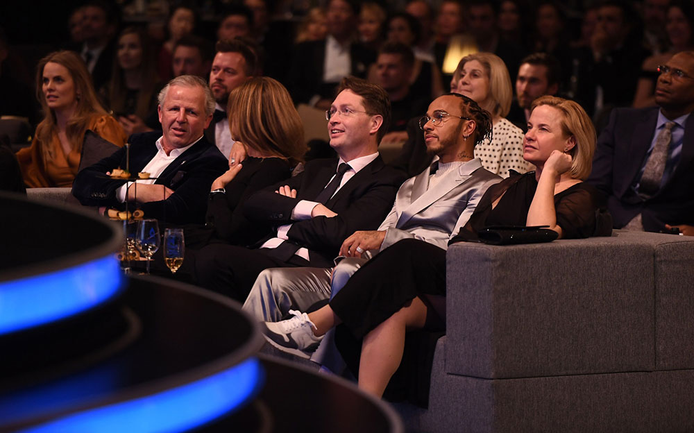 ダイムラー会長のオラ・ケレニウスとルイス・ハミルトン、2020年ローレウス賞受賞式にて