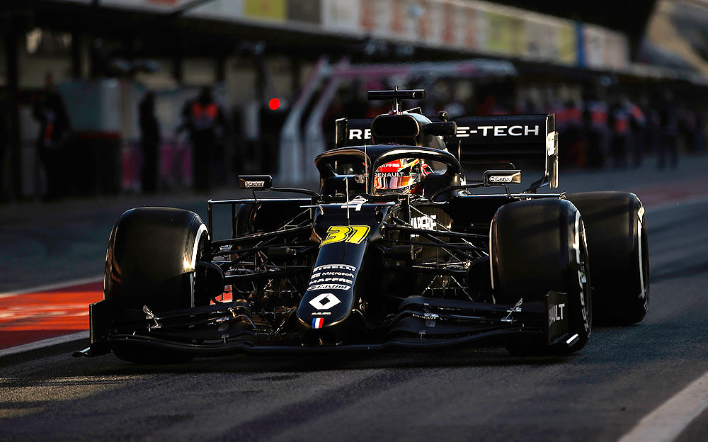 ピットレーンを走行する黒塗りのルノーR.S.20、2020年F1バルセロナテスト初日