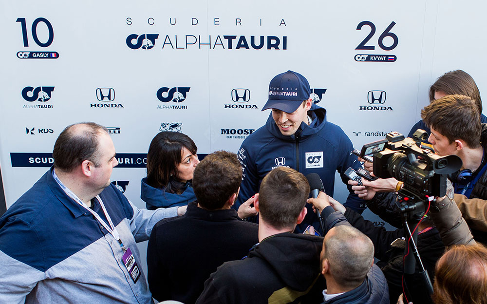 メディアの囲み取材に応えるアルファタウリ・ホンダのダニール・クビアト、2020年F1バルセロナテストにて