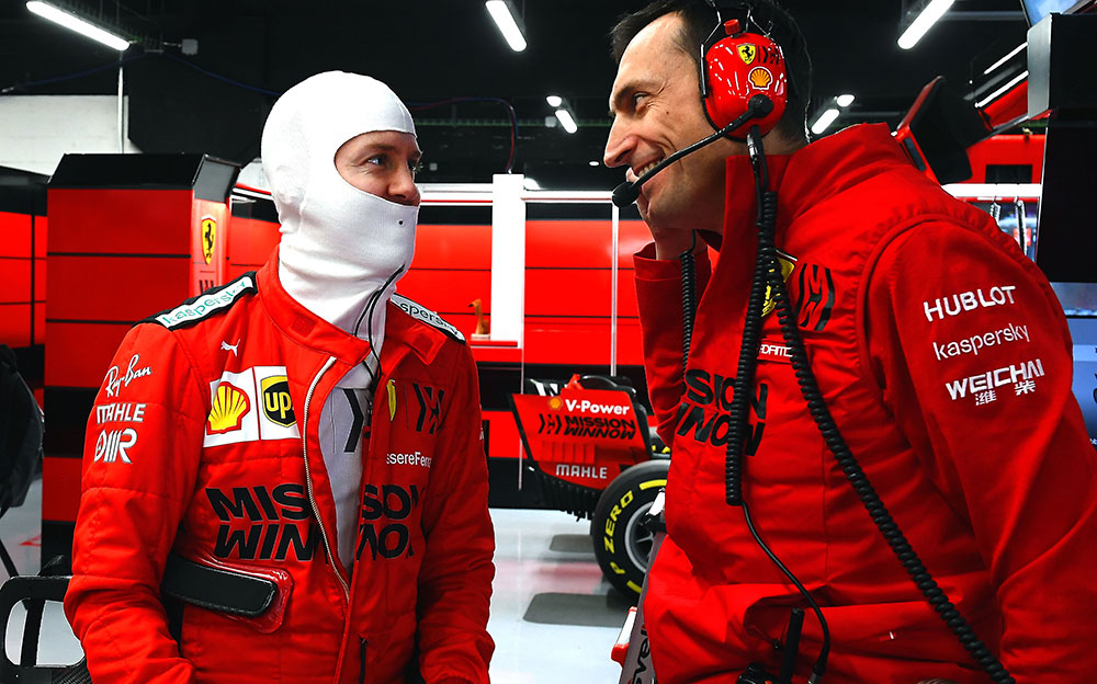 ガレージ内でエンジニアと談笑するセバスチャン・ベッテル、2020年F1バルセロナテスト2日目