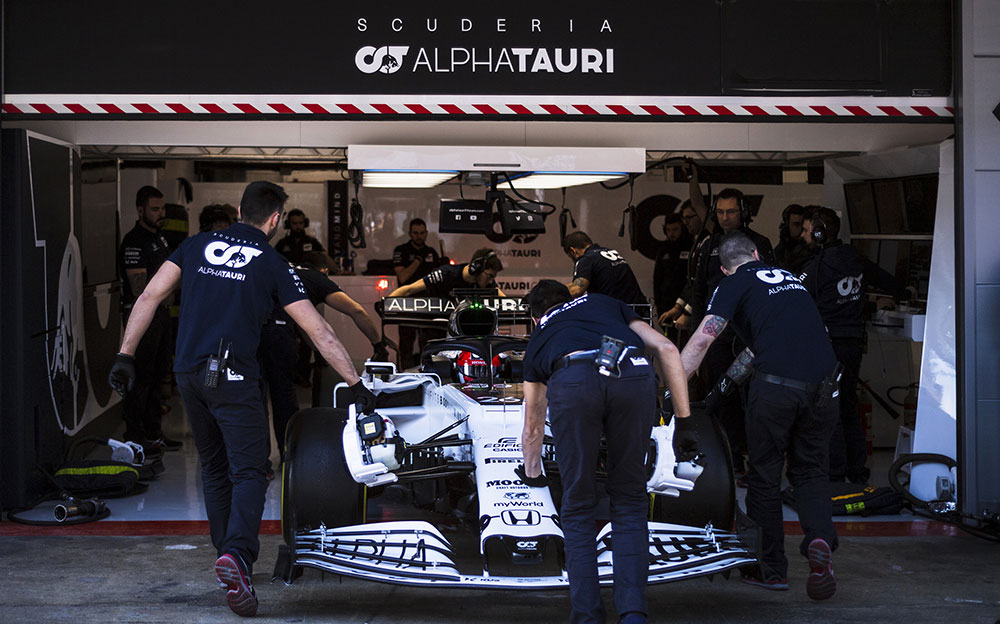 ガレージへと押し戻されるアルファタウリ・ホンダAT01、2020年F1バルセロナテスト4日目