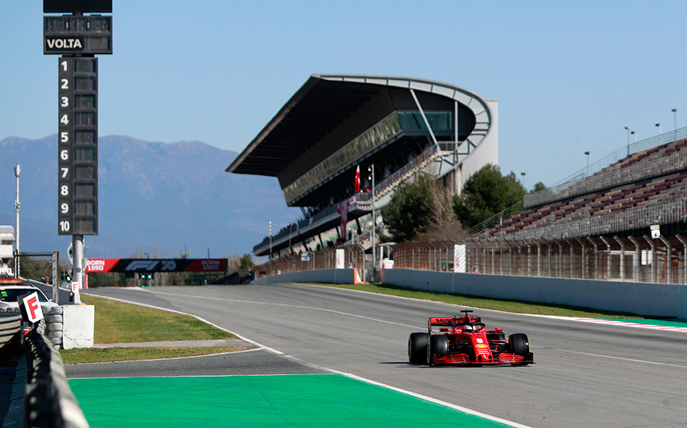 カタロニア・サーキットのホームストレートを走行するフェラーリSF1000、F1バルセロナテスト4日目