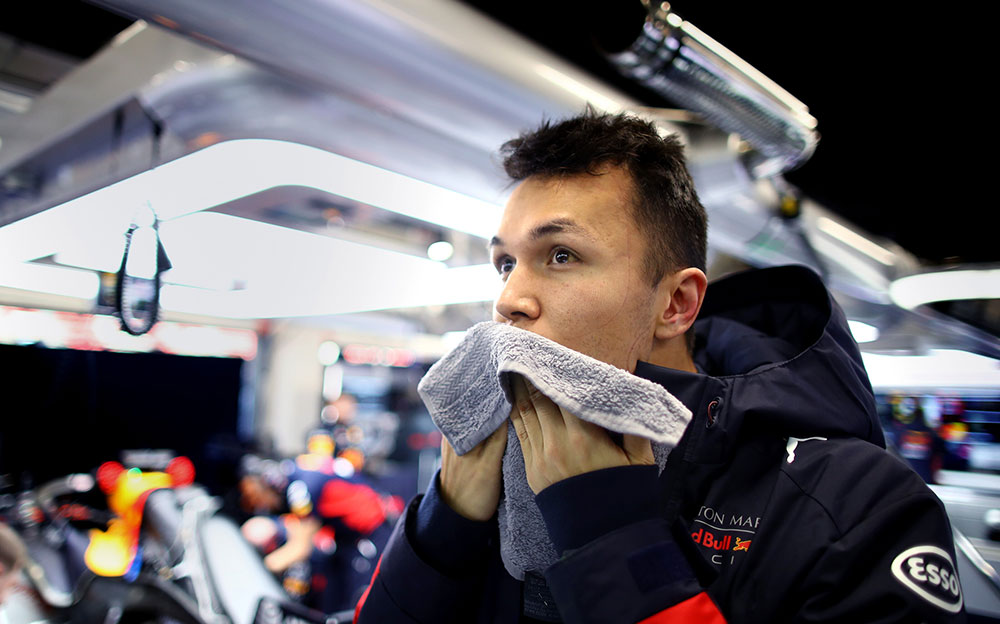 タオルで顔を拭うレッドブル・ホンダのアレックス・アルボン、2020年F1バルセロナテスト5日目