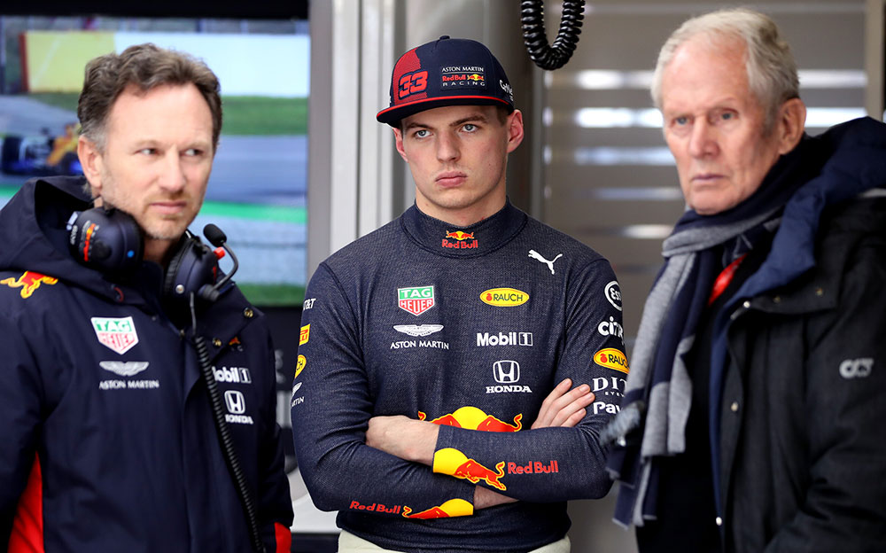 腕を組みガレージに立つマックス・フェルスタッペンとクリスチャン・ホーナー代表とヘルムート・マルコ、2020年F1バルセロナテスト5日目