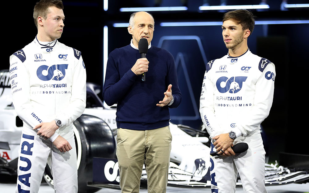 ピエール・ガスリーとダニール・クビアトに囲まれスピーチするフランツ・トスト代表、2020年型F1マシンAT01発表イベントにて