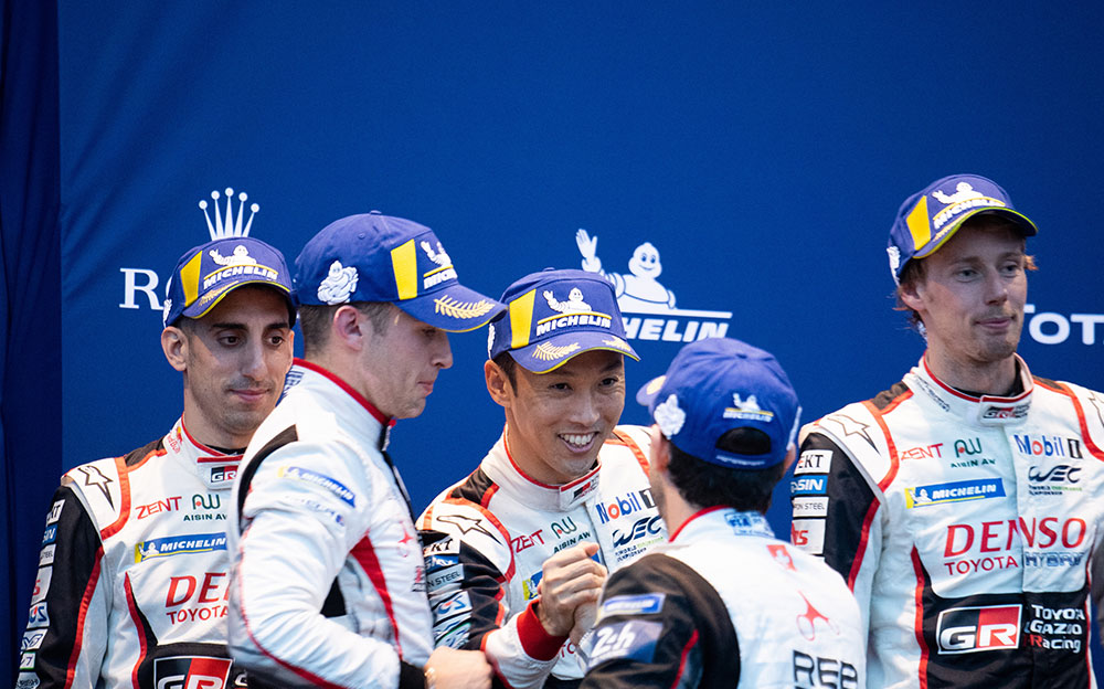 FIA世界耐久選手権（WEC）第5戦オースティン決勝の表彰台の上で握手を交わす中嶋一貴と小林可夢偉