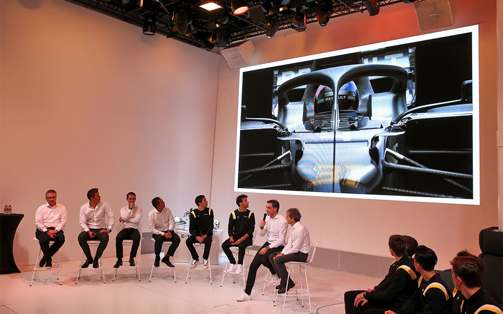 ルノーの2020年F1マシン「R.S.20」のレンダリングイメージを囲むチームメンバー