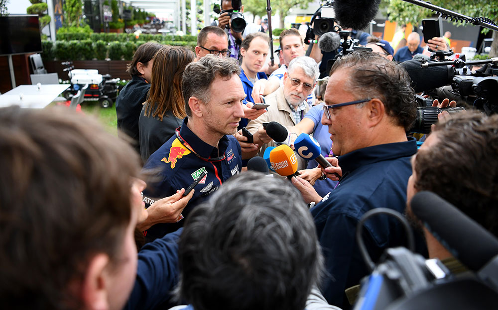 Ziggo Sportsのインタビューに応えるレッドブル・ホンダのクリスチャン・ホーナー代表、2020年F1オーストラリアGPにて