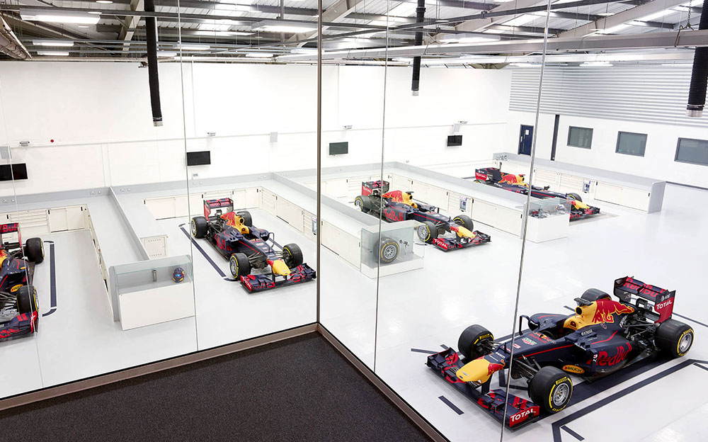 英国ミルトンキーンズに位置するレッドブル・レーシングのファクトリー内部に展示された歴代のF1マシン