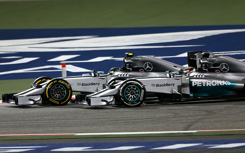 ホイール・トゥ・ホイールの接戦を繰り広げるメルセデスのニコ・ロズベルグとルイス・ハミルトン、2014年F1バーレーンGP決勝レースにて