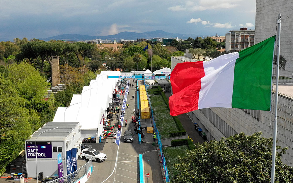 フォーミュラE選手権ローマE-Prixのピットロードとイタリア国旗