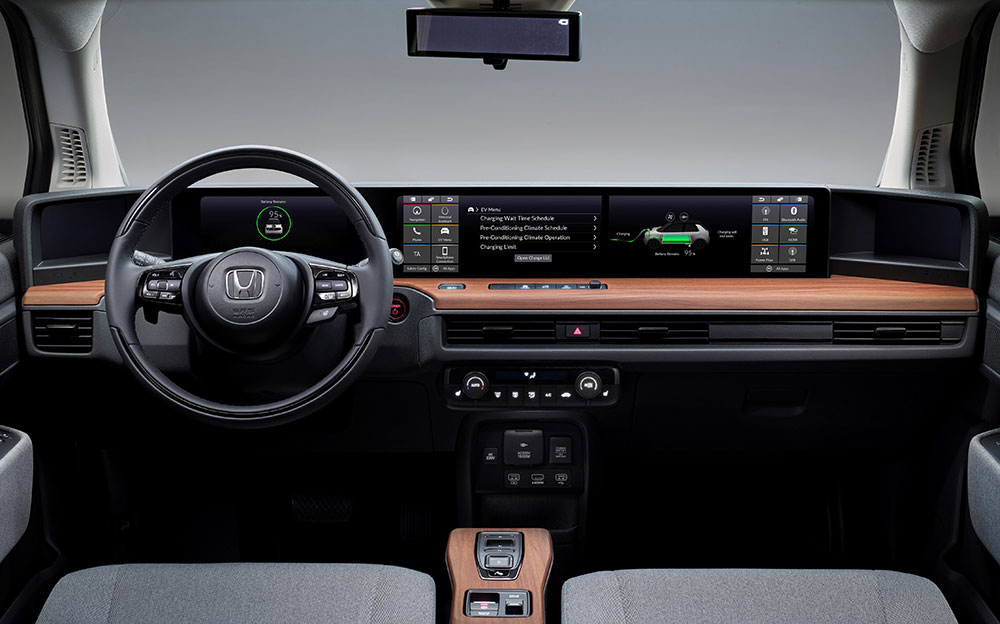 ホンダ新型EV「Honda e」のダッシュボードに取付けられた2画面の大型タッチスクリーン