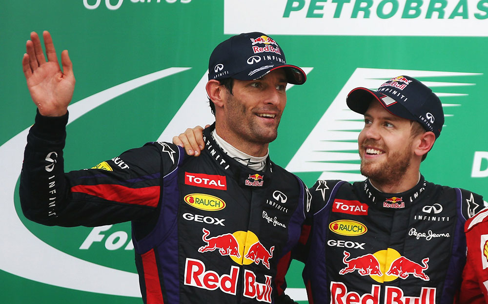 F1ブラジルGPの表彰台に立つマーク・ウェバーとセバスチャン・ベッテル、2013年F1ブラジルGPにて