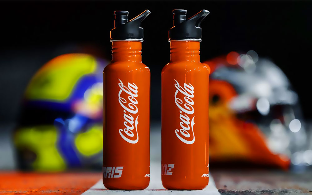コカ・コーラのロゴが入ったランド・ノリスとカルロス・サインツの飲料ボトル