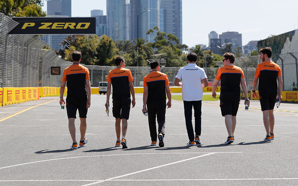 アルバート・パーク・サーキットを歩くマクラーレンのチームスタッフ、2020年F1オーストラリアGPにて