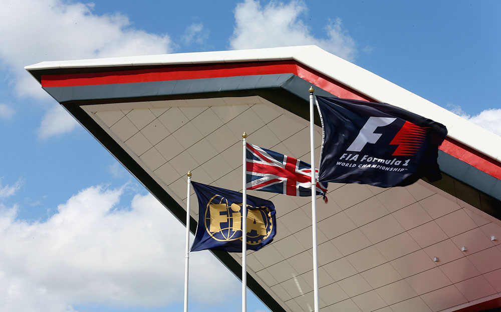 イギリス国旗（ユニオンジャック）とFIA及びF1旗、2015年F1イギリスGPにて