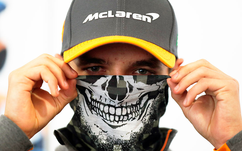 ドクロのスカーフを顔につけておどけるマクラーレンのランド・ノリス、2014年F1メキシコGPにて