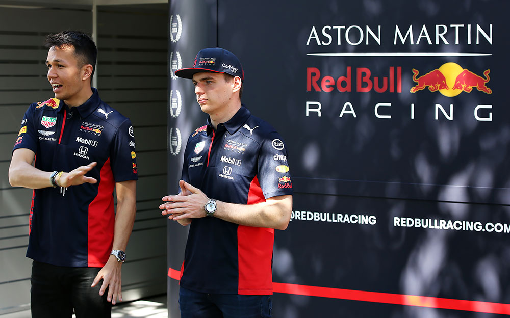 レッドブル・レーシングのロゴが掲載された衝立を前に立つマックス・フェルスタッペンとアレックス・アルボン、2020年F1オーストラリアGP