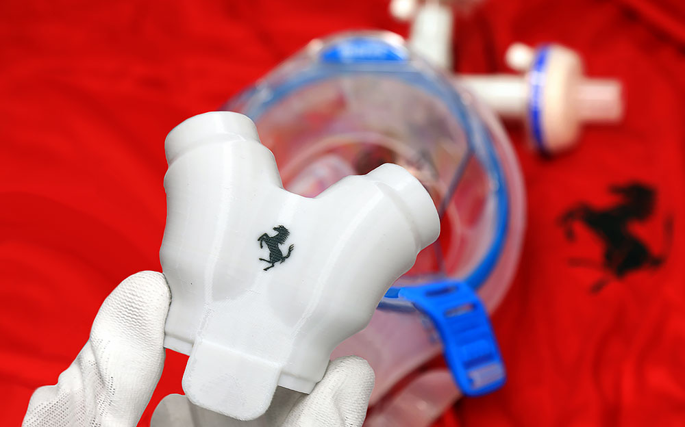 スクーデリア・フェラーリが生産した医療従事者用の呼吸器用の部品