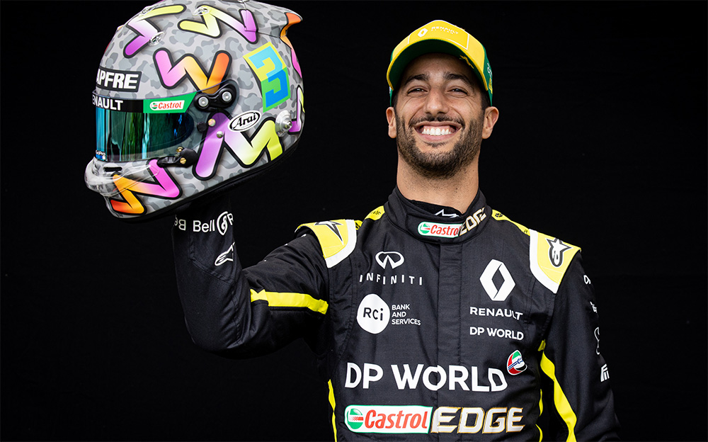 ヘルメットを手に持ちスタジオ撮影に臨むルノーのダニエル・リカルド、2020年F1オーストラリアGPにて