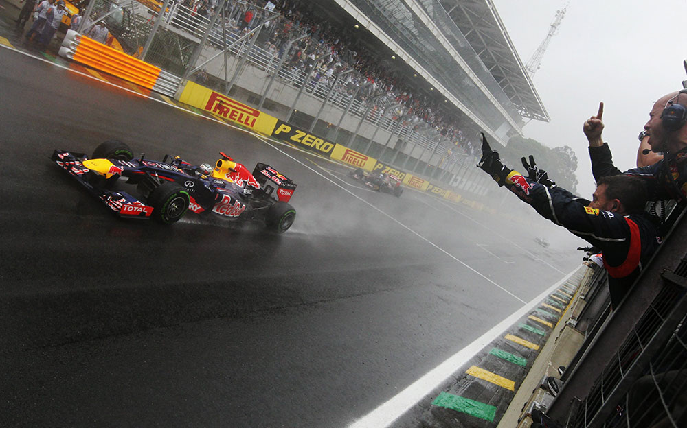 7位でフィニッシュするレッドブル・レーシングのセバスチャン・ベッテル、2012年F1最終戦ブラジルGP、雨のインテルラゴス・サーキットにて