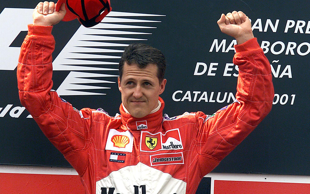 ポール・トゥ・ウインを果たしてガッツポーズを取るフェラーリのミハエル・シューマッハ、2001年のF1スペインGPにて