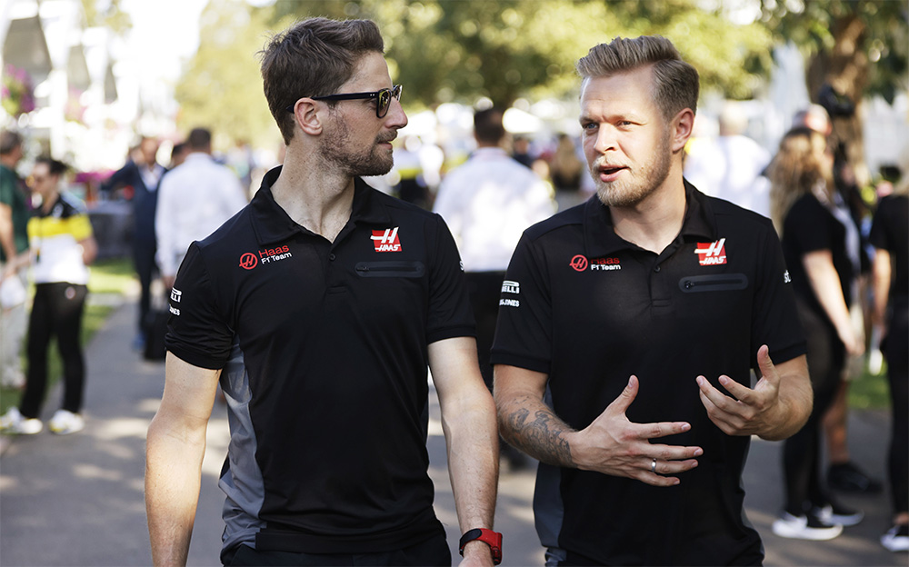 アルバート・パーク・サーキットを並んで歩くロマン・グロージャンとケビン・マグヌッセン、2020年F1オーストラリアGPにて
