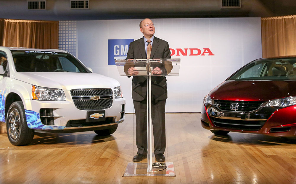 GMの会長兼CEOであるダン・アカーソン、GMとHondaの次世代燃料電池システム共同開発に関する記者会見にて