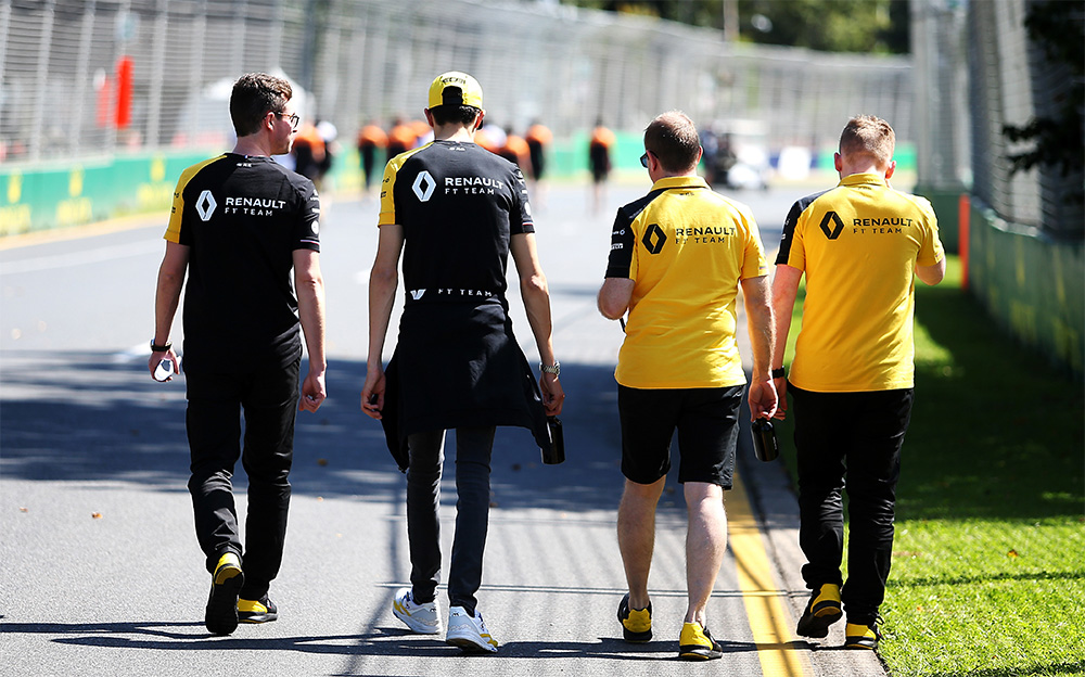 アルバート・パーク・サーキットを歩くエステバン・オコンとルノーのスタッフ、2020年F1オーストラリアGPにて