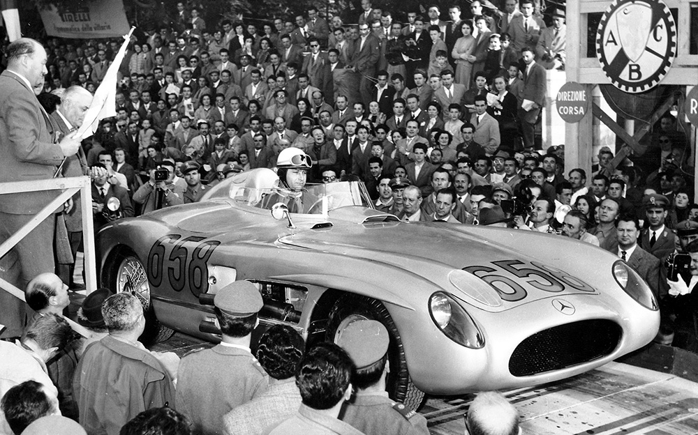 メルセデス・ベンツ300型SLRレーシングスポーツカーに乗るファン・マヌエル・ファンジオ（スタートナンバー658）、1955年ミッレミリアのスタート直前