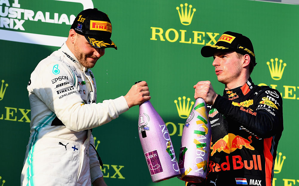 レッドブル・ホンダのマックス・フェルスタッペンと献杯するメルセデスAMGのバルテリ・ボッタス、2019年F1オーストラリアGPにて