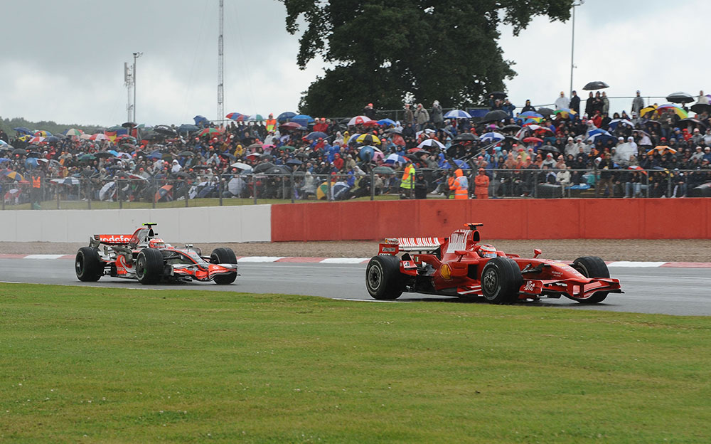 マクラーレンのルイス・ハミルトンを従えるフェラーリのキミ・ライコネン、2008年F1イギリスGP、シルバーストーン・サーキットにて