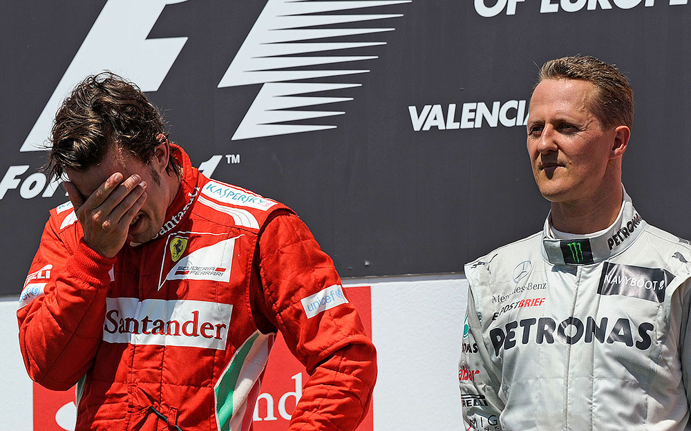 表彰台の上で感極まったフェルナンド・アロンソ（フェラーリ）とミハエル・シューマッハ（メルセデス）、2012年ヨーロッパGPにて