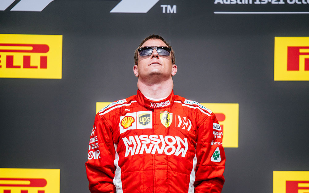 表彰台の上で空を見つめるフェラーリのキミ・ライコネン、2018年のF1アメリカGP決勝レースにて