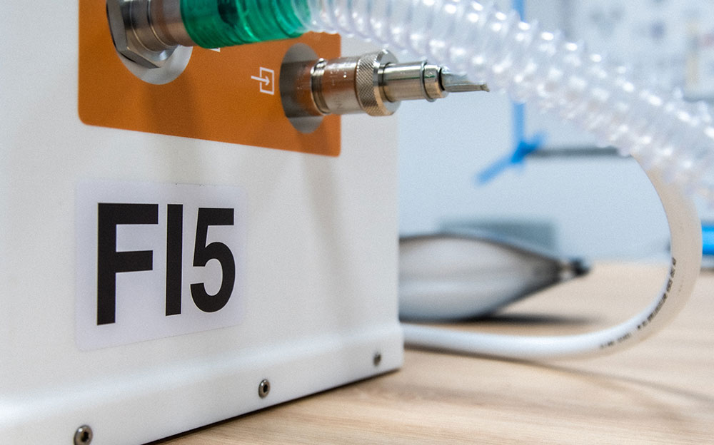 スクーデリア・フェラーリ製の人工呼吸器「FI5」細部