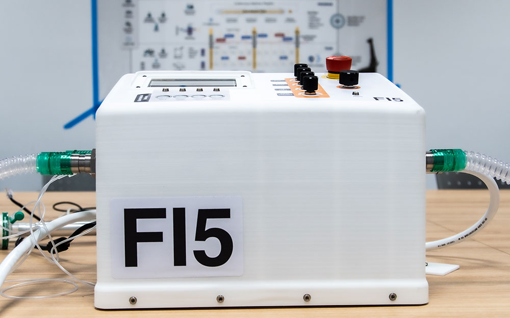 スクーデリア・フェラーリ製の人工呼吸器「FI5」側面