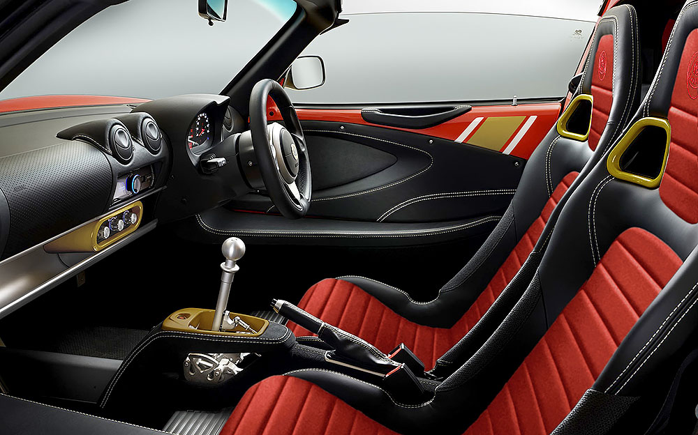 ロータスF1マシンをイメージした「エリーゼ・クラシック・ヘリテージ・エディション」の「レッド×ホワイト×ゴールド」仕様車の内装
